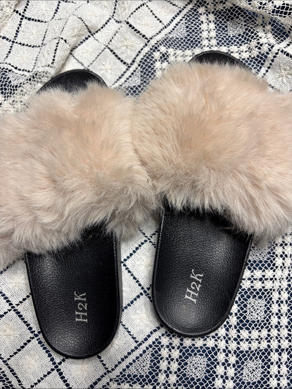H2K Women's Black Slide slippers with Beige Faux Fur